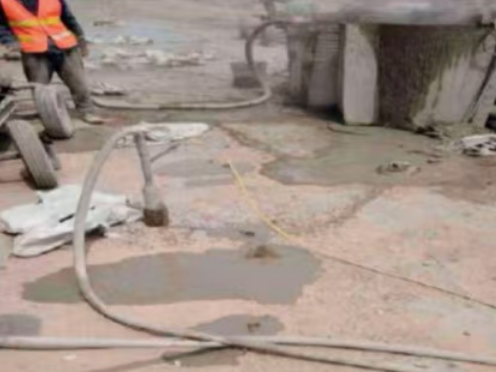 郊区水泥混凝土路面板底注浆技术 路面脱空注浆整治方案